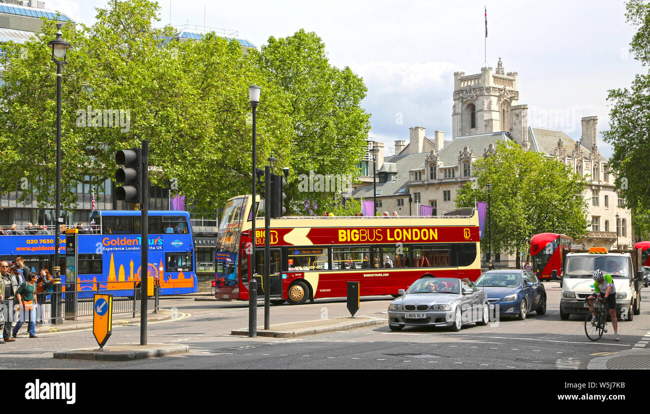 London, Großbritannien - 22.Mai 2016: touristische Doppeldecker in London, im Hintergrund ist der Oberste Gerichtshof von Großbritannien Stockfoto