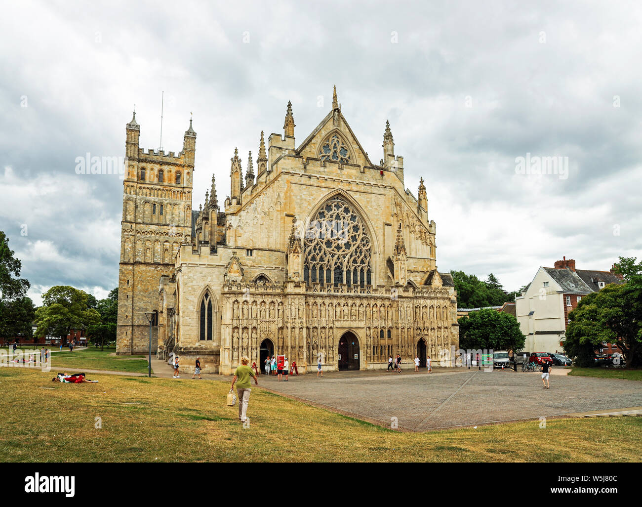 Die Kathedrale von Exeter, eine historische Kathedrale, die bis 1270 zurückgehen. Twin Towers. Eine anglikanische Ort der Anbetung. Stockfoto