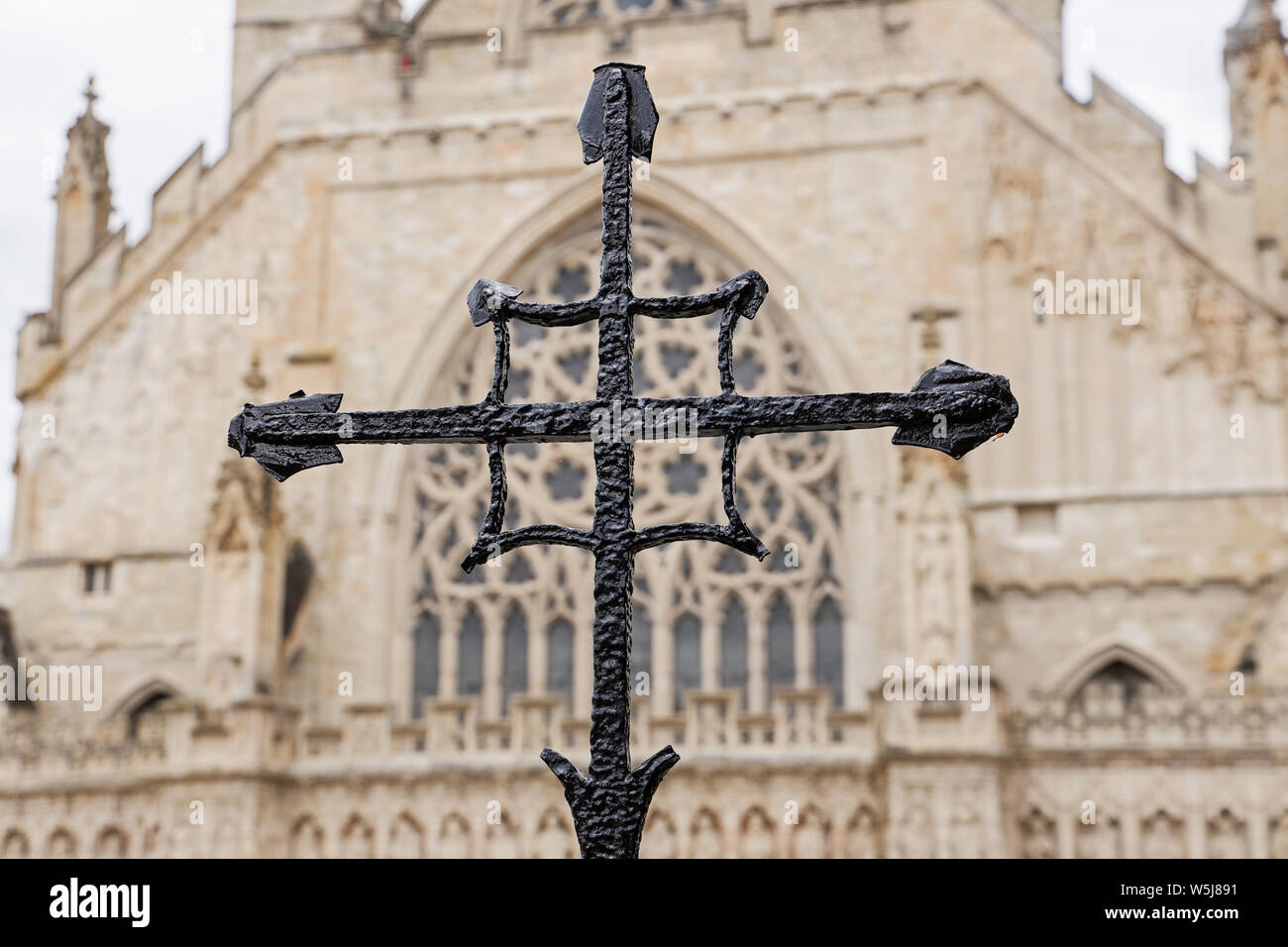 Ein schwarzes Kreuz mit der Kathedrale von Exeter, eine historische Kathedrale, die bis 1270 zurückgehen. Eine anglikanische Ort der Anbetung. Stockfoto