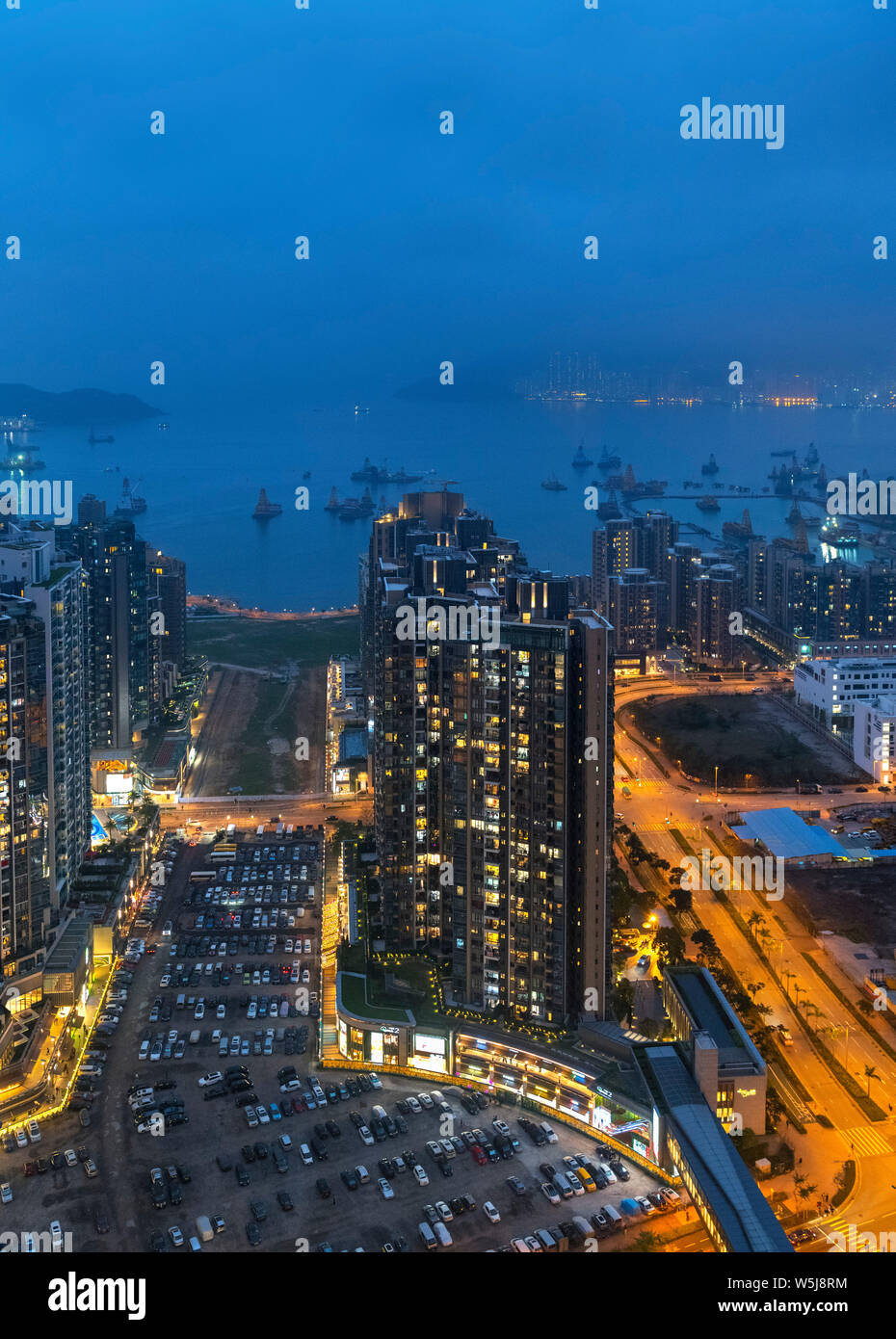 Blick über Junk Bay towarads Hong Kong Island von der Bar auf dem Dach des Crowne Plaza Hotel, Kowloon East, Hongkong, China Stockfoto