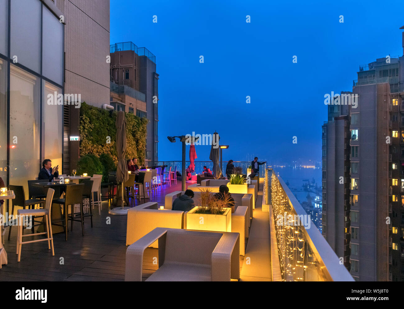 Bar auf dem Dach des Crowne Plaza Hotel, Kowloon East, Hongkong, China Stockfoto