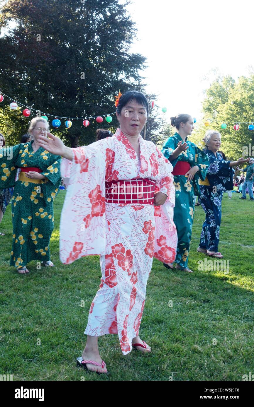 Tänzerinnen und Tänzer in traditionellen japanischen Kleidung am Obon Festival in Eugene, Oregon, USA. Stockfoto