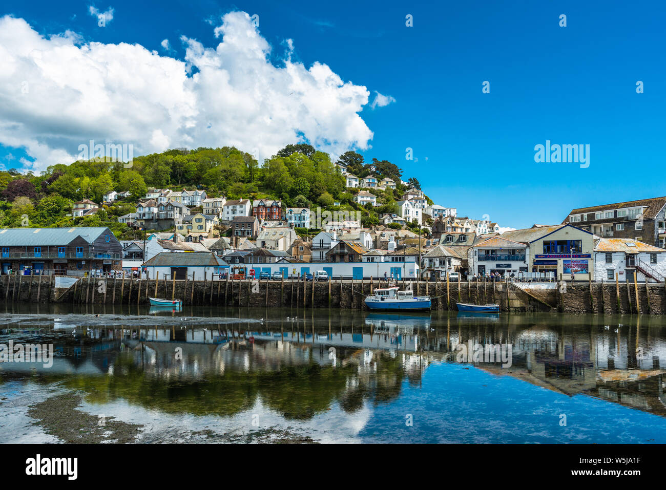 Die kleine Küstenstadt Looe mit Hang Häuser und einen Strand. Cornwall, UK. Stockfoto