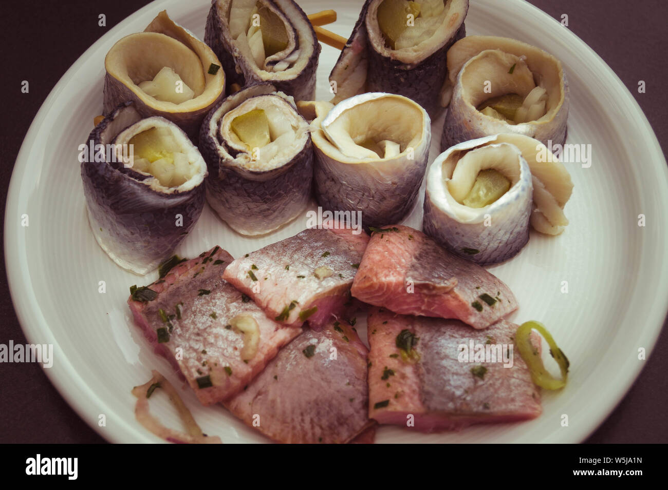 Köstliche Meeresfrüchte Atlantischer Hering mit Kartoffeln und Sauce Stockfoto