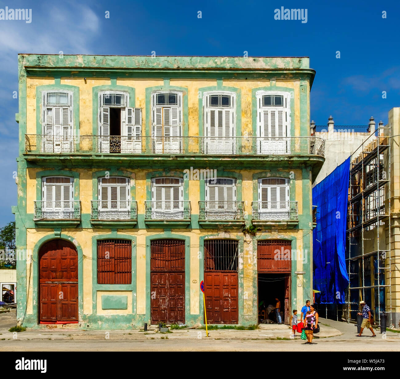 Havanna, Kuba, Juli 2019, heruntergekommene farbenfrohes Gebäude durch die 'Avenida del Puerto" im alten Teil der Stadt Stockfoto