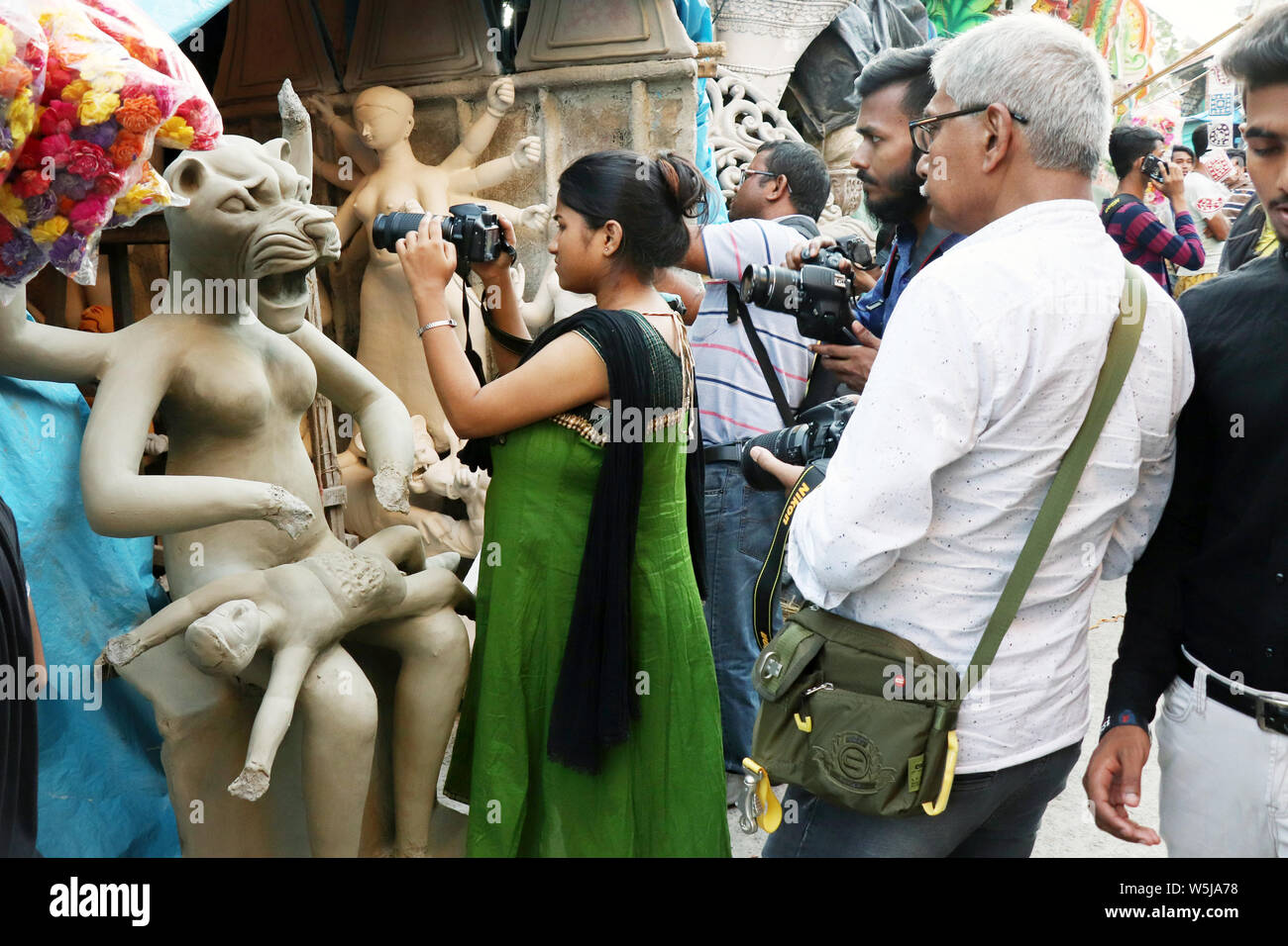 Ton Idol der Göttin Durga, unter Vorbereitung für Bengalen der Durga Puja Festival in Kolkata Kumartuli. Fotograf versucht, die Momente festzuhalten. Stockfoto