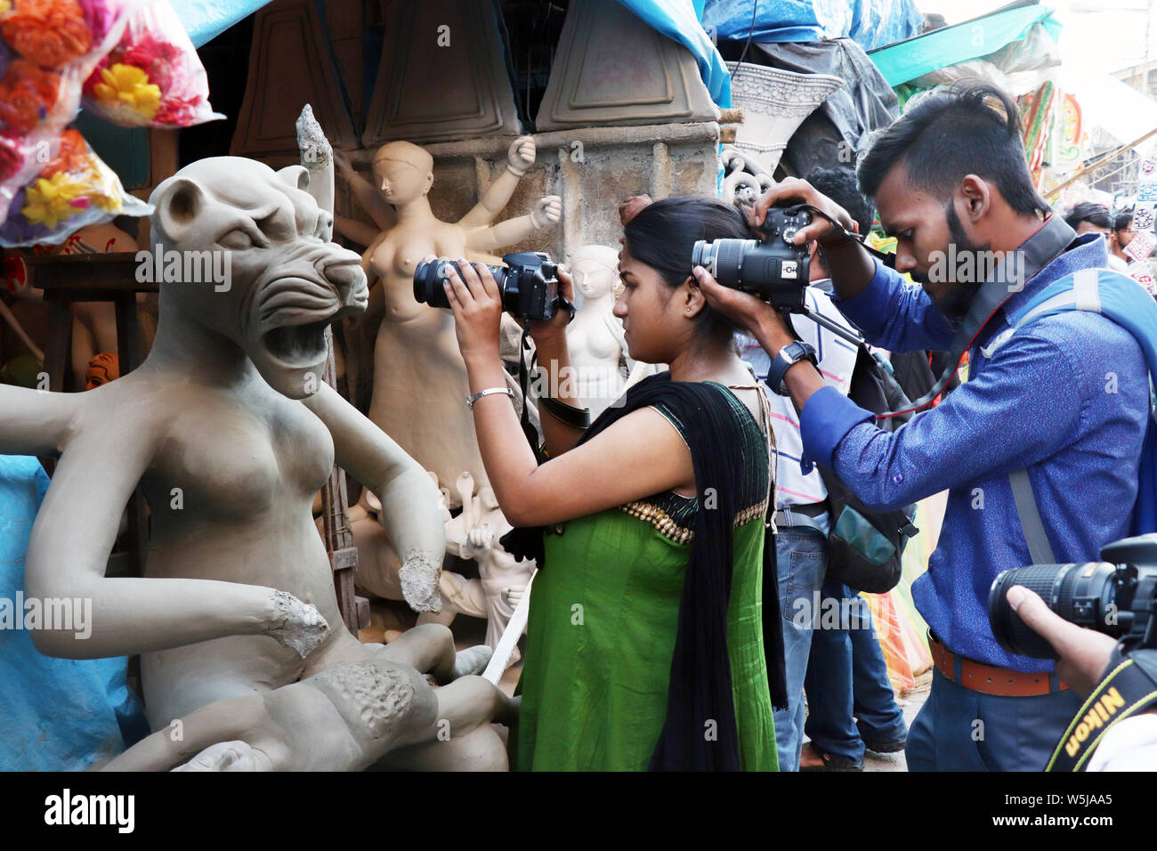 Ton Idol der Göttin Durga, unter Vorbereitung für Bengalen der Durga Puja Festival in Kolkata Kumartuli. Fotograf versucht, die Momente festzuhalten. Stockfoto