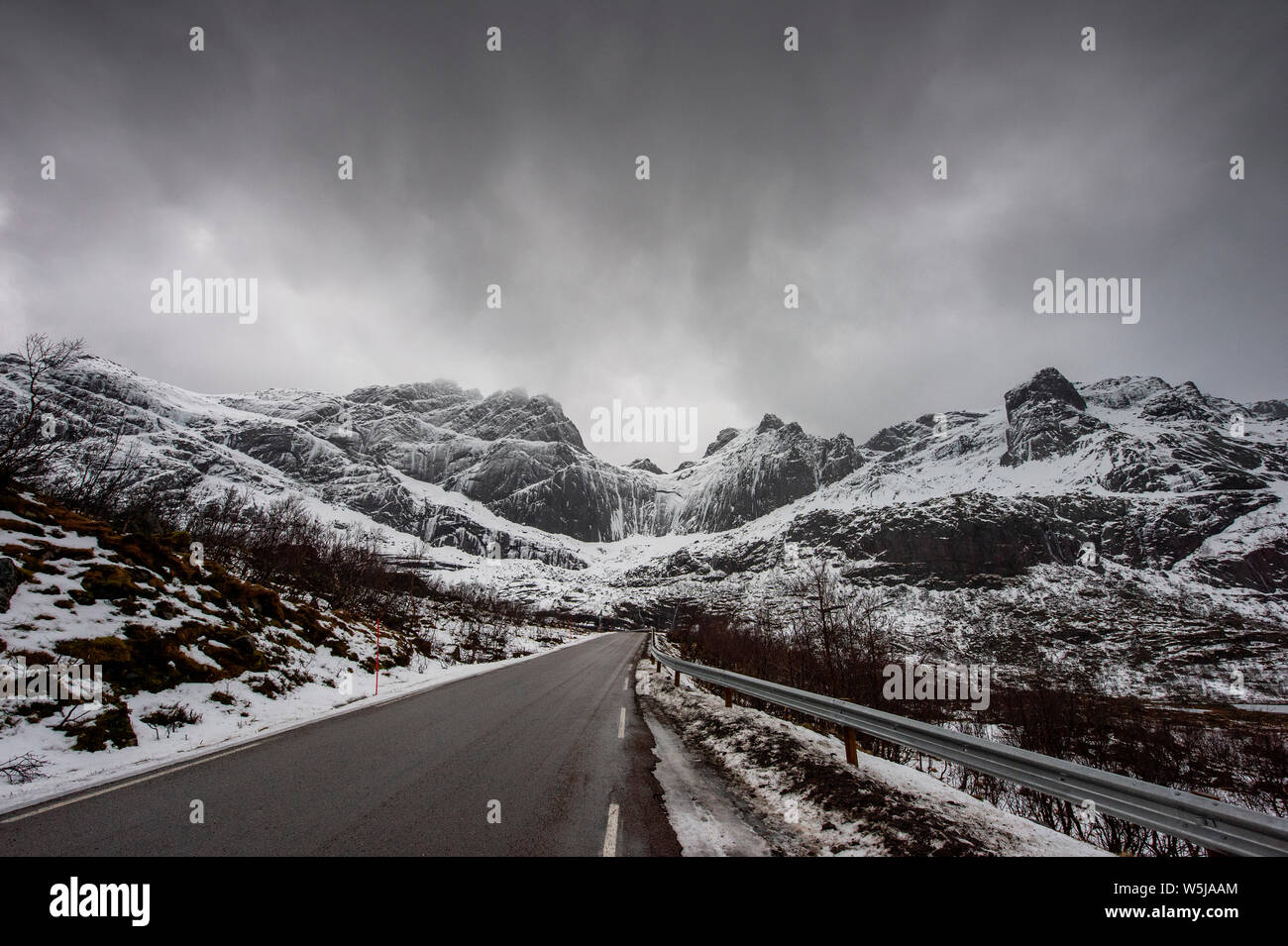 Die Straße nach Nusfjord Lofoten Inseln, Norwegen Stockfoto