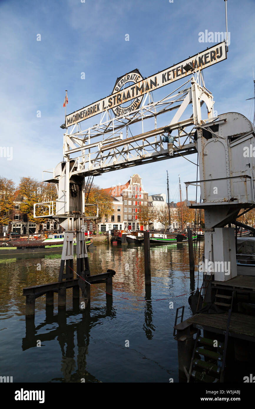 Historische Schiff anheben und Zeichen für die Straatman Kessel Entscheidungsträger in Dordrecht, Niederlande. Stockfoto