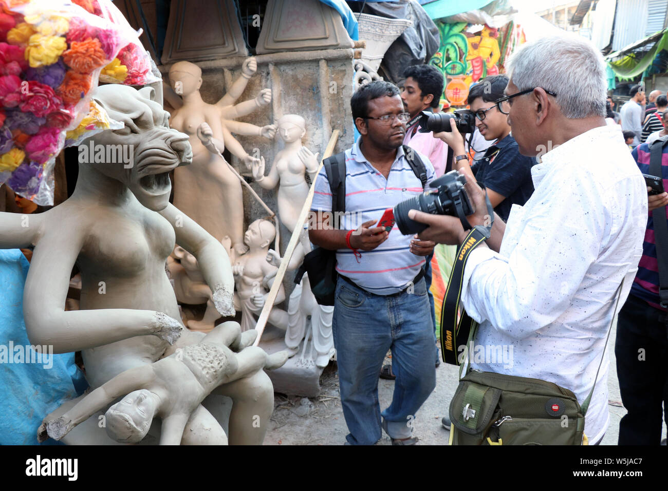Ton Idol der Göttin Durga, unter Vorbereitung für Bengalen der Durga Puja Festival in Kolkata Kumartuli. Fotograf versucht, die Momente festzuhalten. Stockfoto