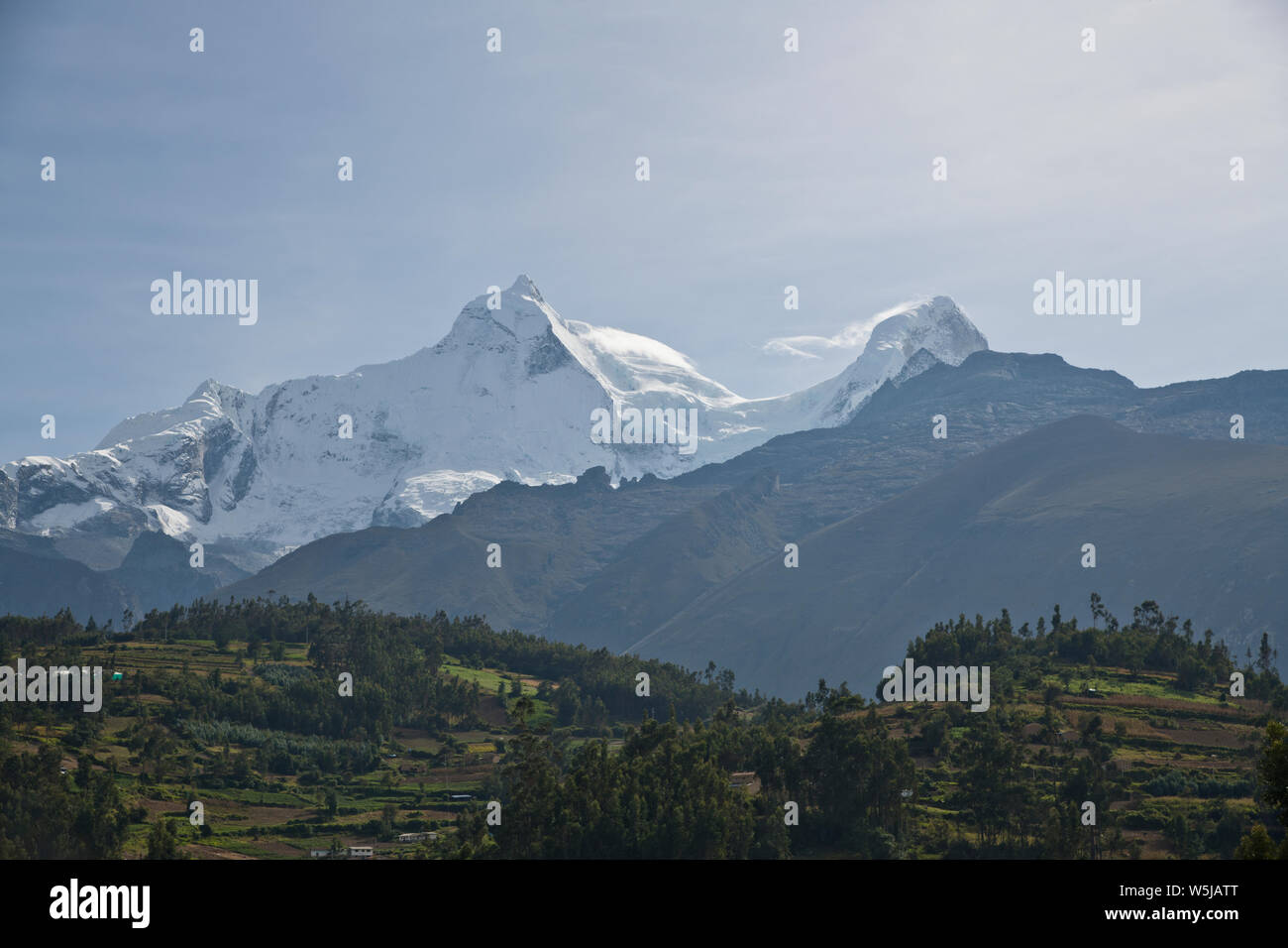 Website der Großen Erdbeben in 1970,20,000 Dorfbewohner haben ihr Leben verloren, Felsen und Geröll nach unten kaskadiert die höchsten Gipfel, Yungay, Peru, Amerika Stockfoto