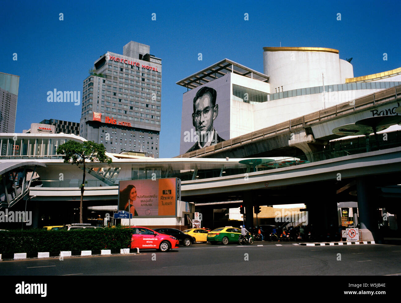 König Bhumibol Adulyadej schaut über Siam Square in Bangkok, Thailand in Südostasien Fernost Stockfoto