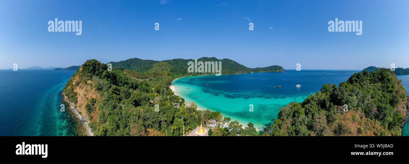 Panoramablick auf das Luftbild eines kleinen Moken Fischerdorf auf einer tropischen Insel im Mergui Archipel Stockfoto