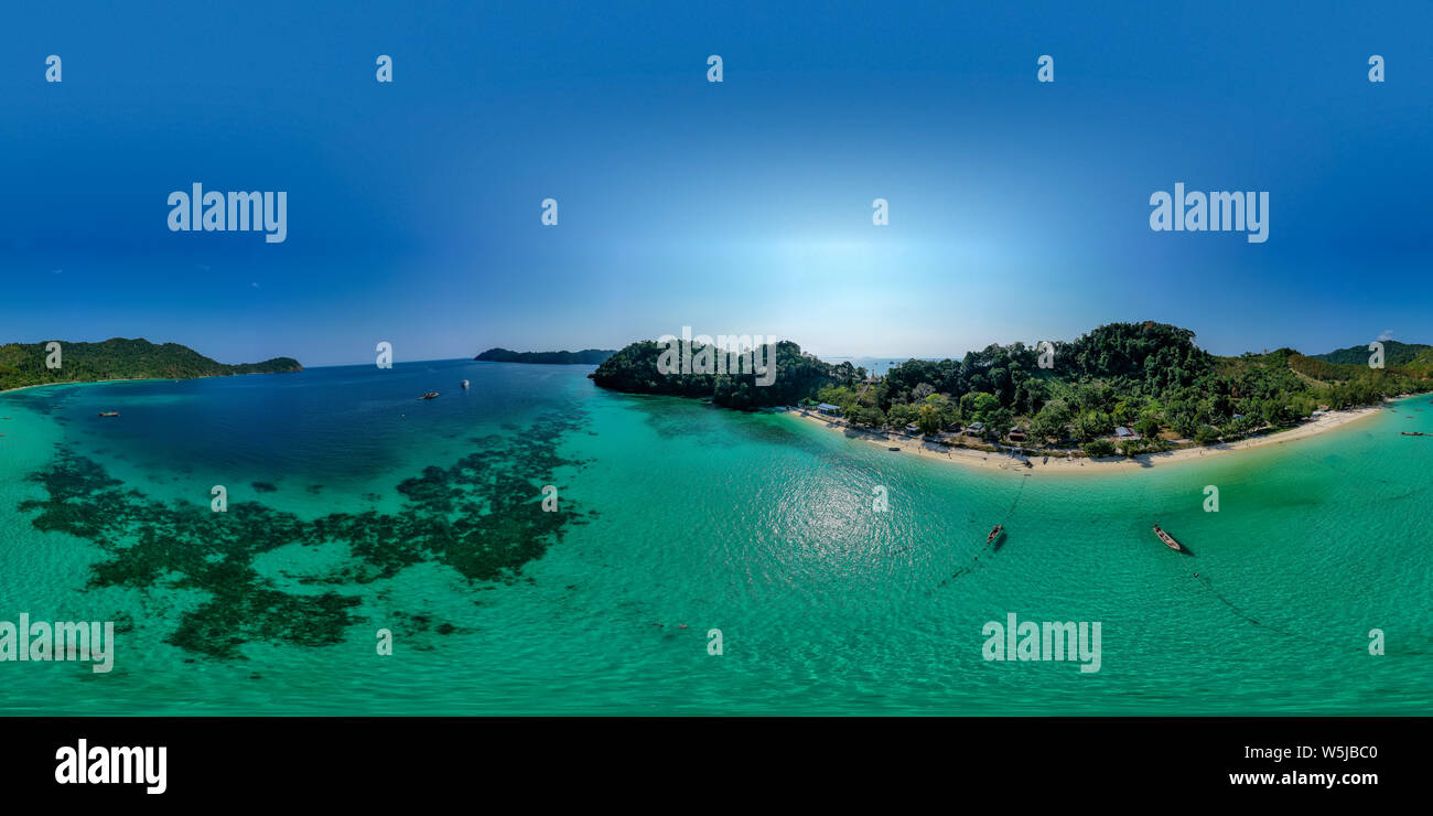 360 Grad nahtlose Antenne Panorama der wunderschönen Korallenriffen um einen entfernten tropischen Insel. Stockfoto