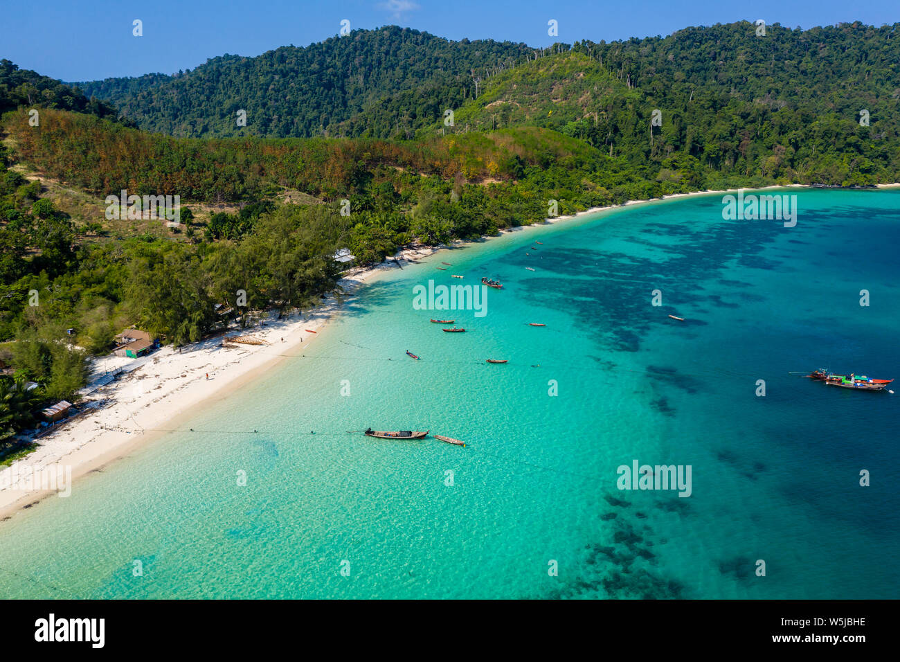 Luftaufnahme des schönen Korallenriff und Dschungel rund um die remote Kyun Phi Lar (Swinton) Insel im Mergui Archipel, Myanmar Stockfoto