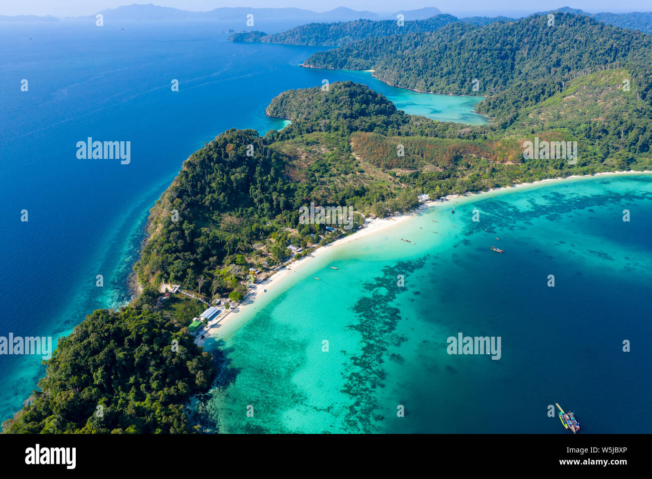 Antenne drone Ansicht der Korallenriffe, die sich um einen schönen, tropischen Insel Stockfoto