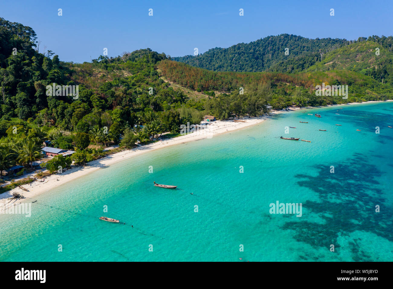 Antenne drone Blick auf einen wunderschönen tropischen Insel umgeben von Korallenriffen und mit üppigen, grünen Dschungel bedeckt (Kyun Phi Lar, Myanmar) Stockfoto