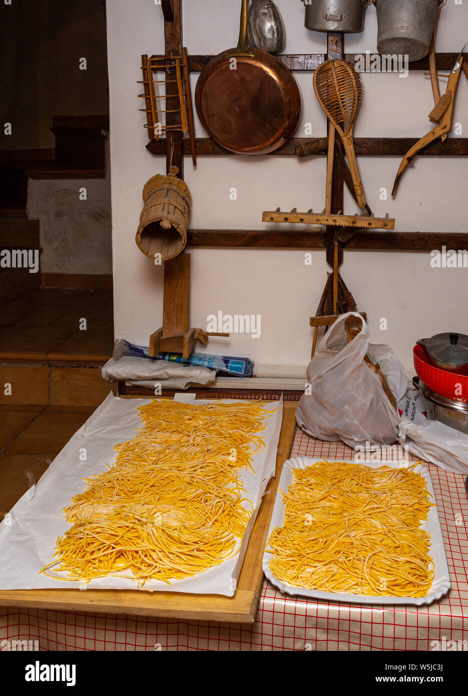 Vorbereitung der Panarda mit Spaghetti alla chitarra. Ein großes Gastmahl, die die ganze Nacht dauert Stockfoto