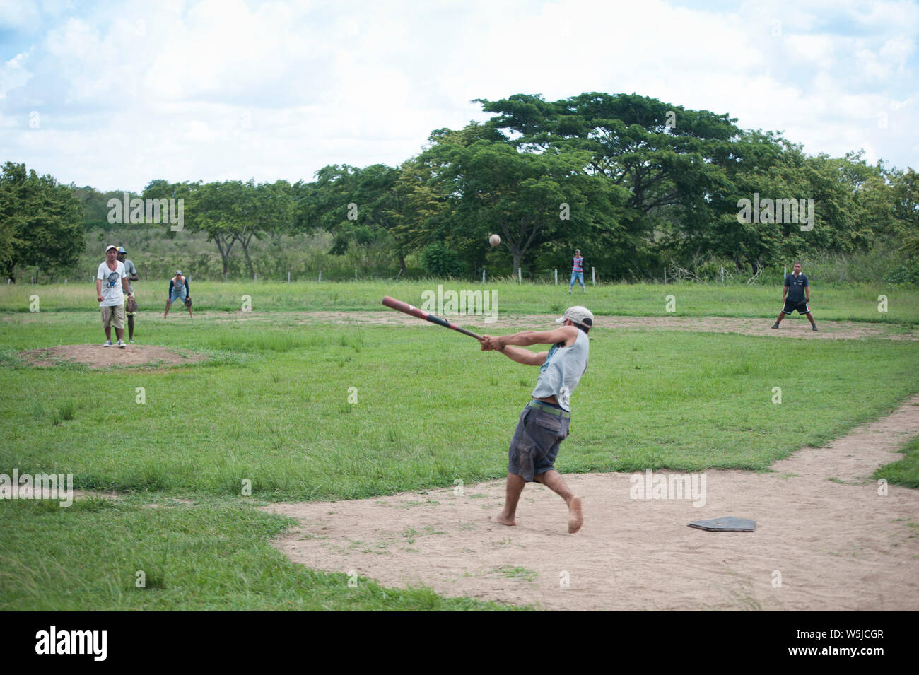 Männer spielen Baseball auf einem ländlichen Gebiet in Kuba Stockfoto