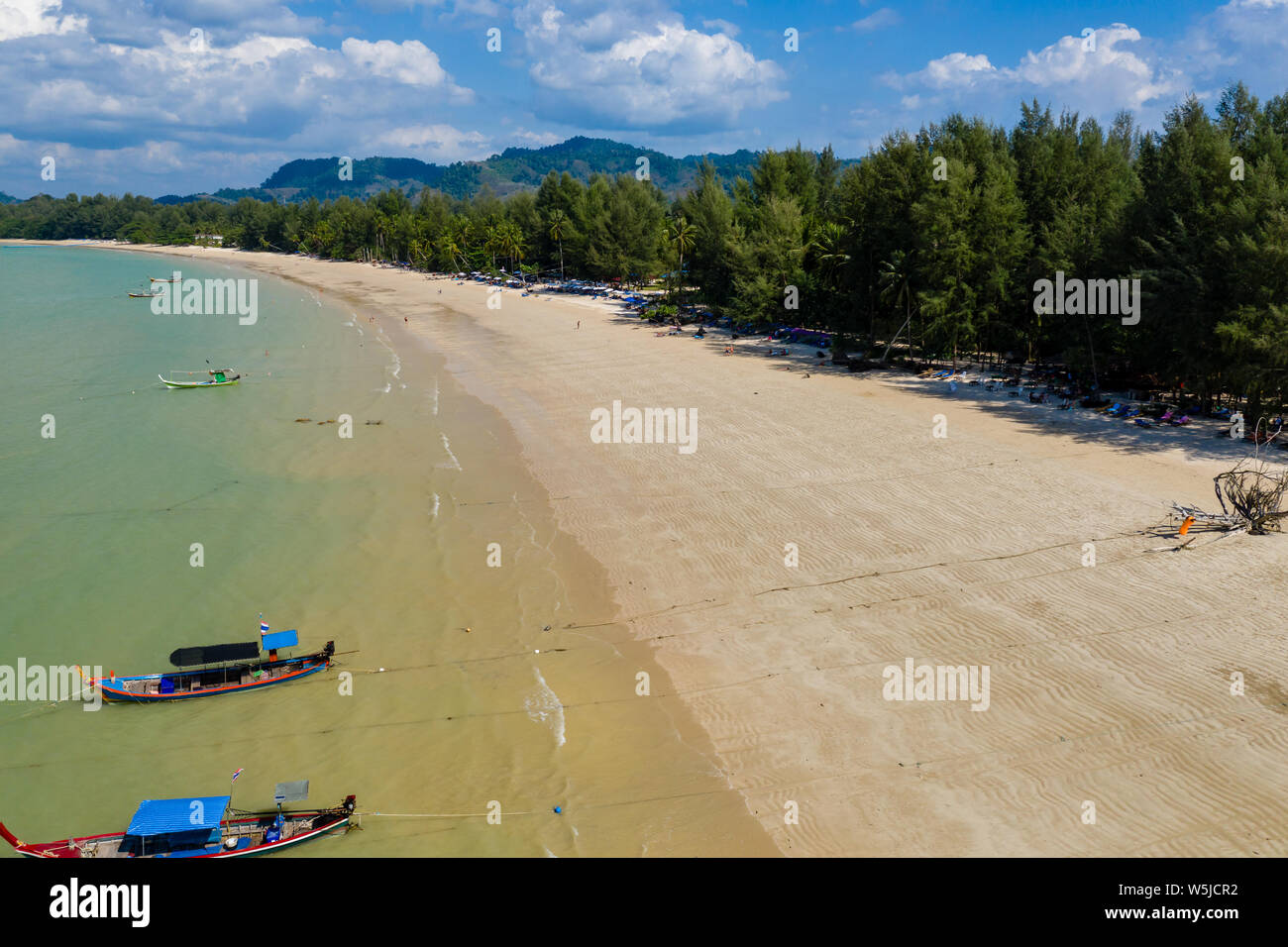 Luftaufnahme von traditionellen Longtail Boote und einen tropischen Sandstrand (Cape Pakarang, Khao Lak, Thailand) Stockfoto