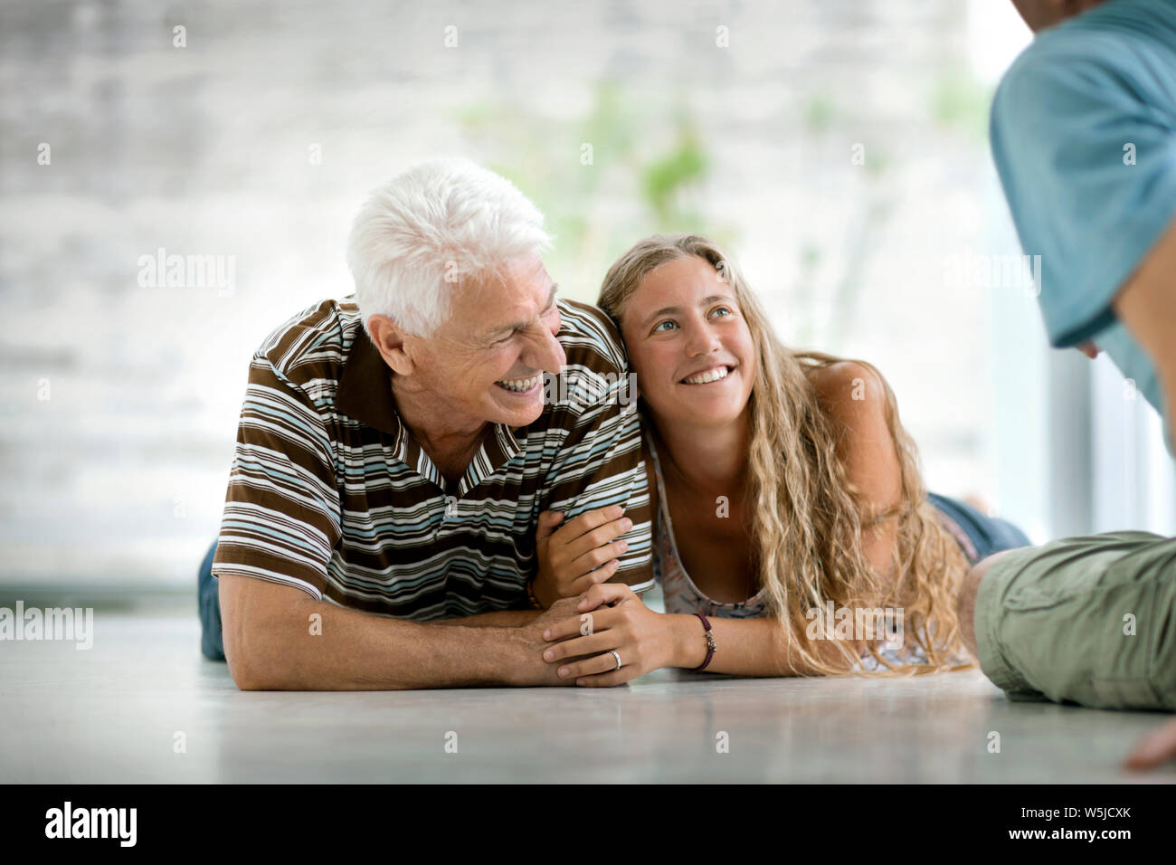 Portrait von älteren Mann mit seinem erwachsenen Sohn und Teenage Enkelin. Stockfoto