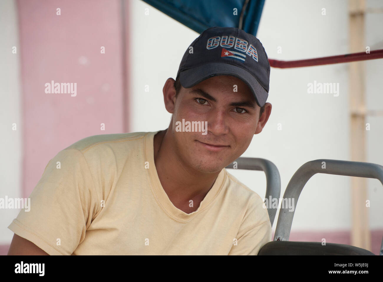 Jungen kubanischen Fahrrad taxi Chauffeur entspannt auf seinem Fahrrad Stockfoto