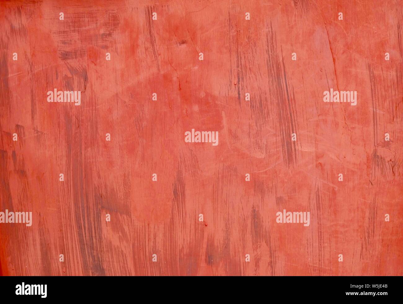 Elegante Abstrakte mit roter Farbe Pinselstriche und Flecken Texturierte auf dem Metall Wand Hintergrund. Stockfoto