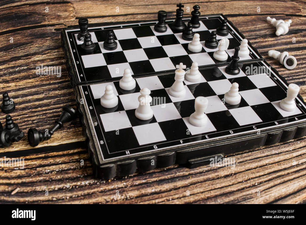 Kleine Schach auf einem Holztisch. Stockfoto