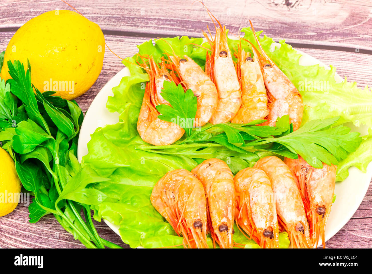 Gekochte Garnelen Atlantik serviert mit Petersilie und Zitrone Salat. Stockfoto