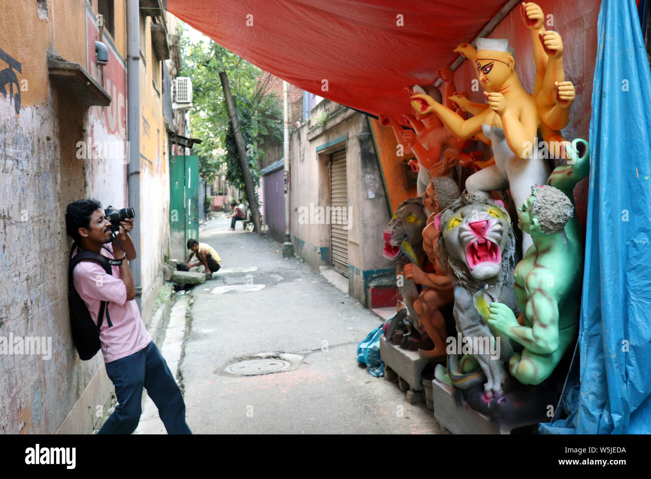 Ton Idol der Göttin Durga, unter Vorbereitung für Bengalen der Durga Puja Festival in Kolkata Kumartuli. Fotograf versucht, die Momente festzuhalten. Stockfoto