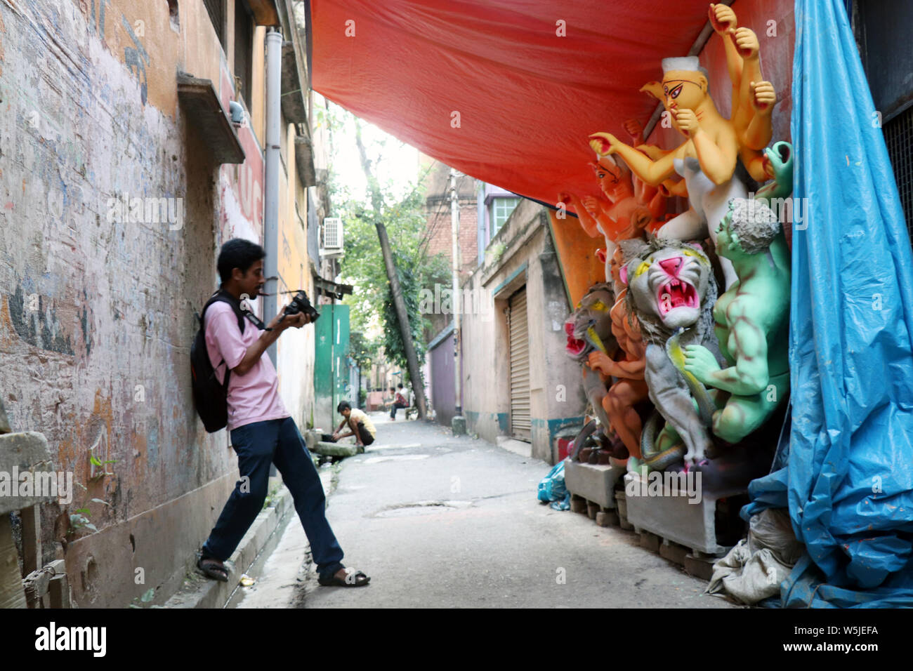 Ton Idol der Göttin Durga, unter Vorbereitung für Bengalen der Durga Puja Festival in Kolkata Kumartuli. Fotograf versucht, die Momente festzuhalten. Stockfoto