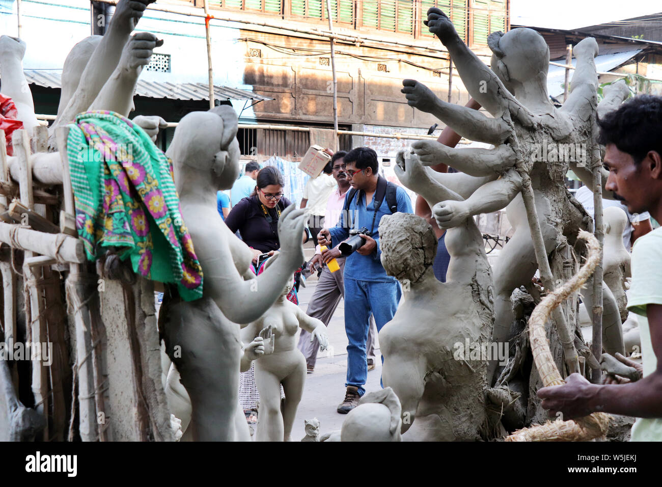 Ton Idol der Göttin Durga, unter Vorbereitung für Bengalen der Durga Puja Festival in Kolkata Kumartuli. Fotograf versucht, die Momente festzuhalten. Stockfoto