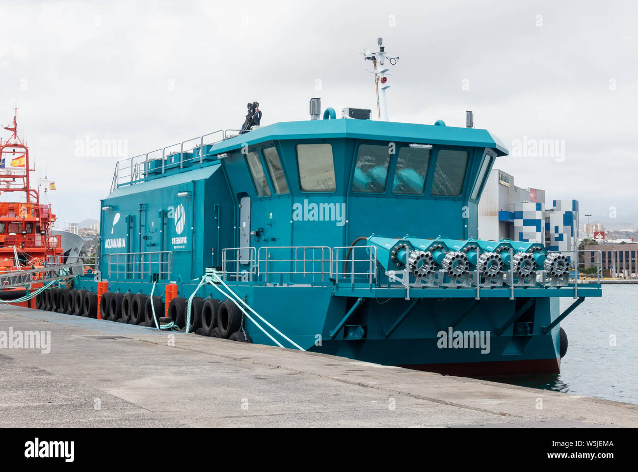 Fütterung Barge für die Fischzucht industrie durch das norwegische Unternehmen, Steinvik. Stockfoto
