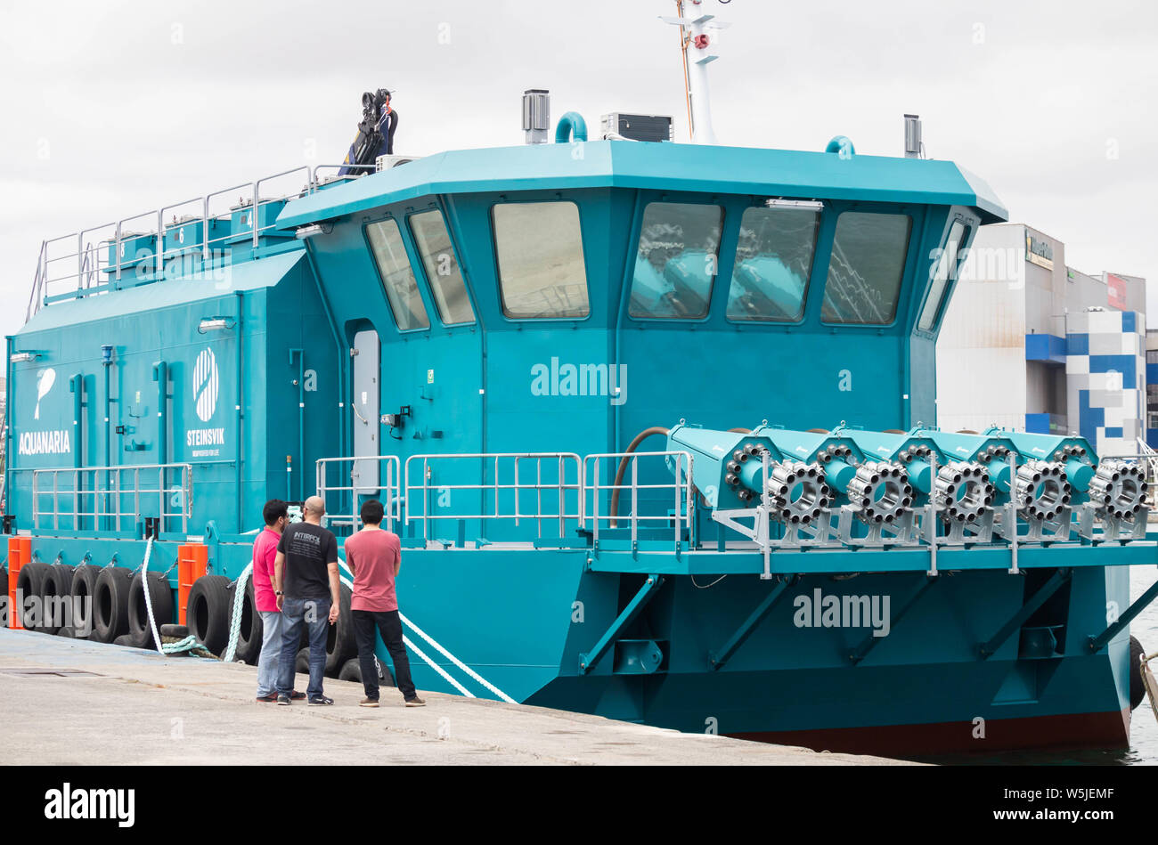 Fütterung Barge für die Fischzucht industrie durch das norwegische Unternehmen, Steinvik. Stockfoto