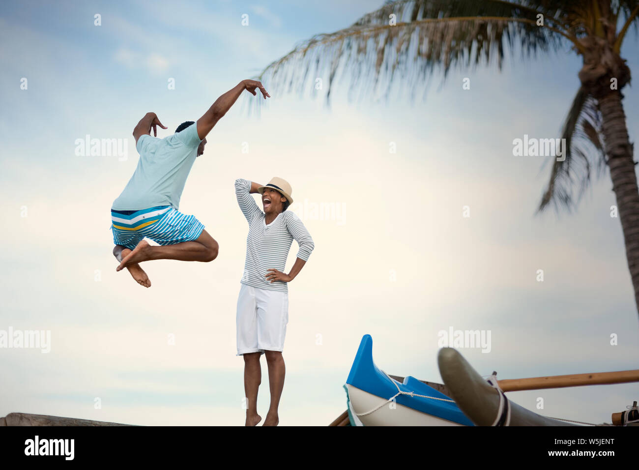 Reifes Paar herum scherzen, Springen und Karate bewegt sich am Strand. Stockfoto