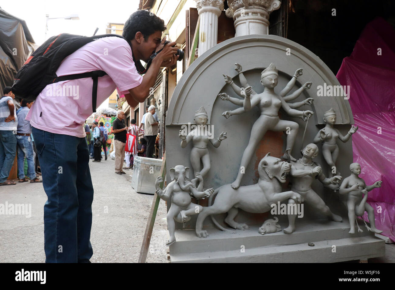 Ton Idol der Göttin Durga, unter Vorbereitung für Bengalen der Durga Puja Festival in Kolkata Kumartuli. Fotograf versucht, die Momente festzuhalten. Stockfoto