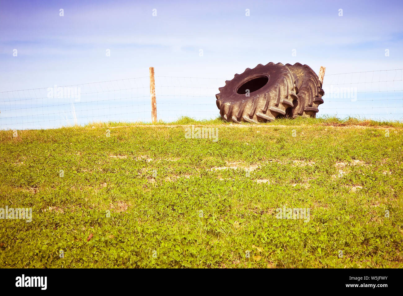Paar Reifen eines großen Traktor zerlegt und in einem italienischen Land Straße links - Bild mit Kopie Raum Stockfoto