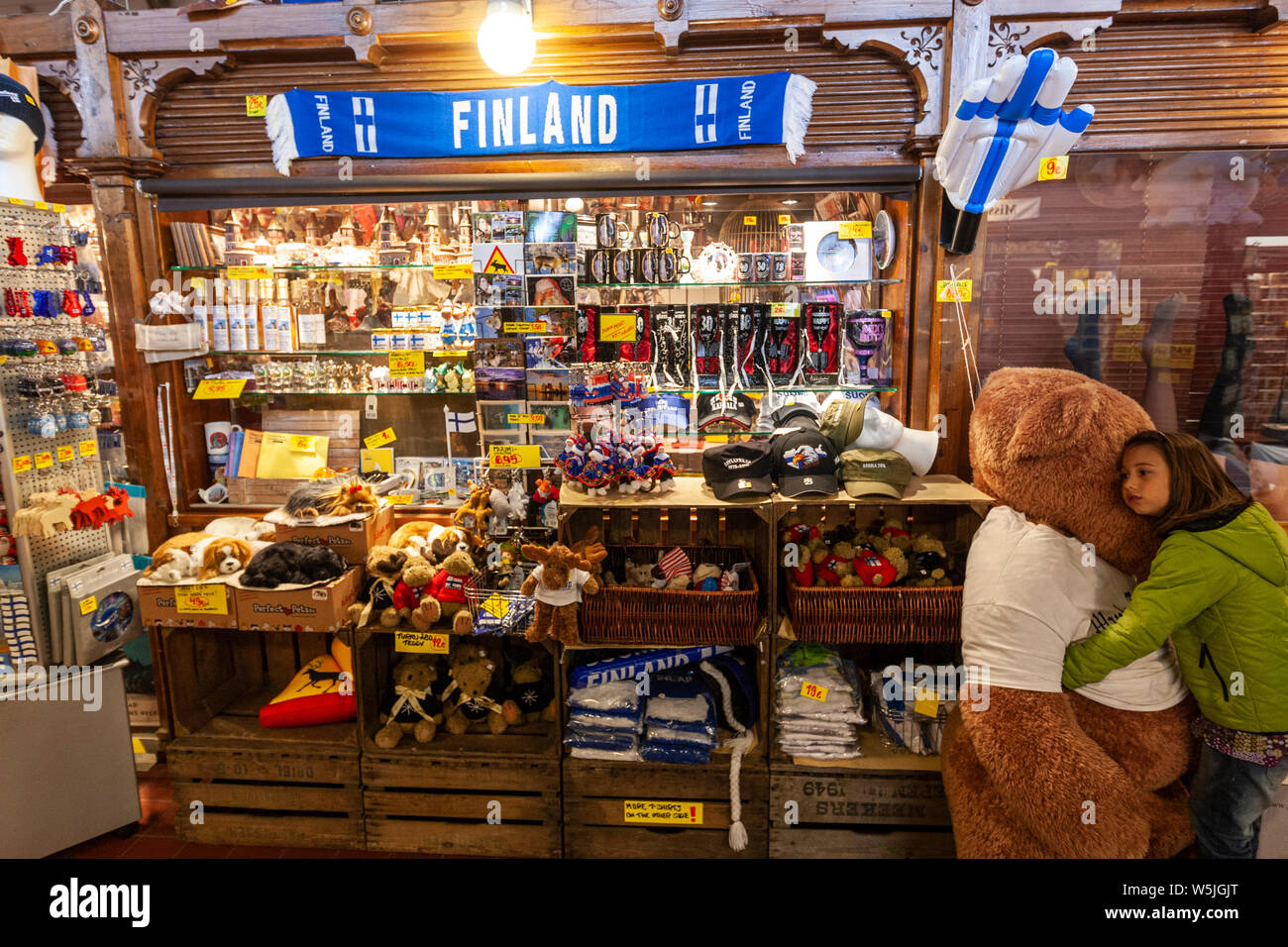 Mädchen, die eine riesige zu einem großen Teddybär in Essen Stände in Halle Turku, Turku, Finnland Stockfoto