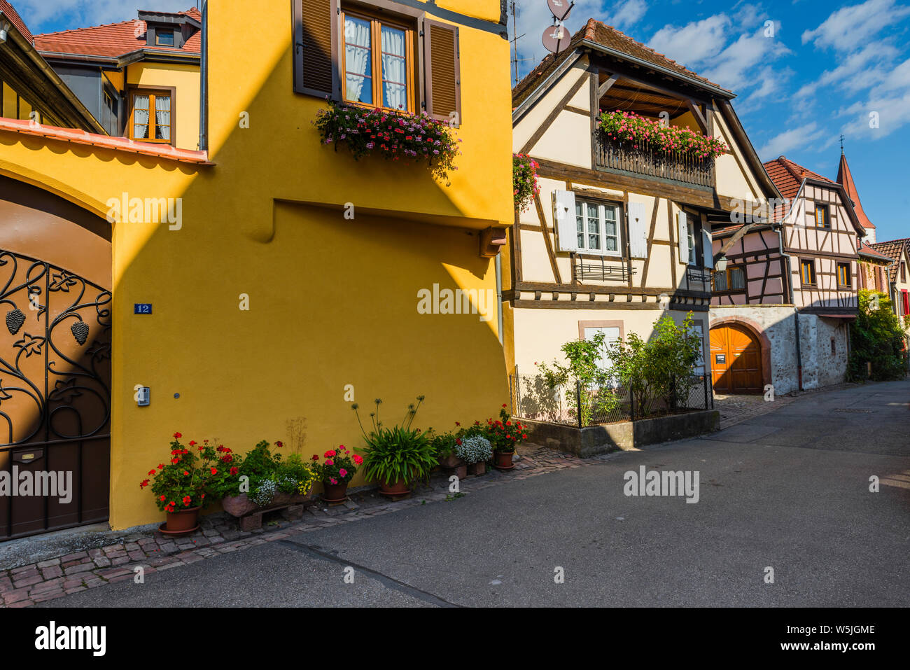 Straße im Dorf Ammerschwihr mit Holz Architektur, Elsass, Weinstraße, Frankreich Stockfoto