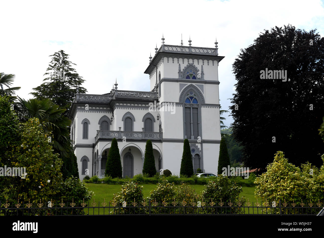 Klassische Villa am See in Lesa, Lago Maggiore, Lombardei, Italien Stockfoto