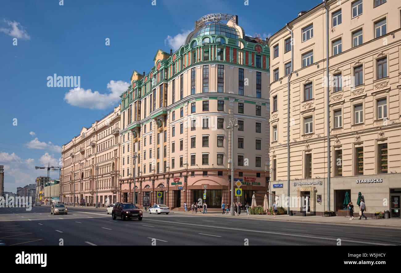 Moskau, Russland - 27 Juli, 2019: Tverskaya Straße, Blick auf das 5-Sterne Marriott Grand Hotel, 1995-1997 gebaut Stockfoto