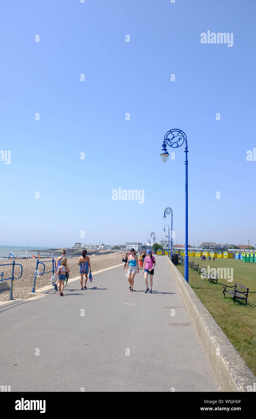 Chichester, West Sussex, England, UK. Urlauber zu Fuß entlang der Promenade und genießen Sie feine Sommer Wetter Stockfoto