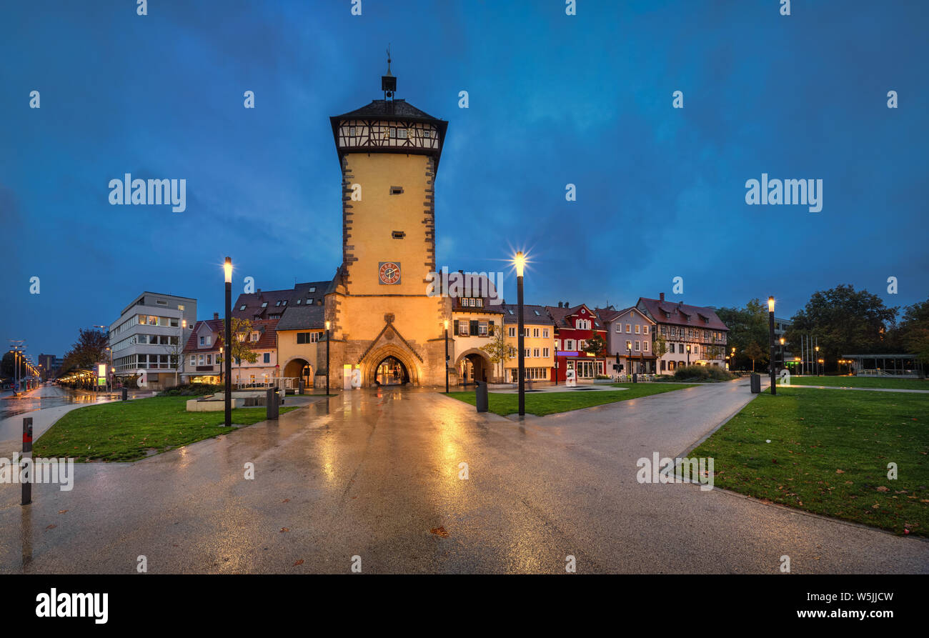 Reutlingen, Deutschland. Historische Tubinger Tor in der Dämmerung Stockfoto