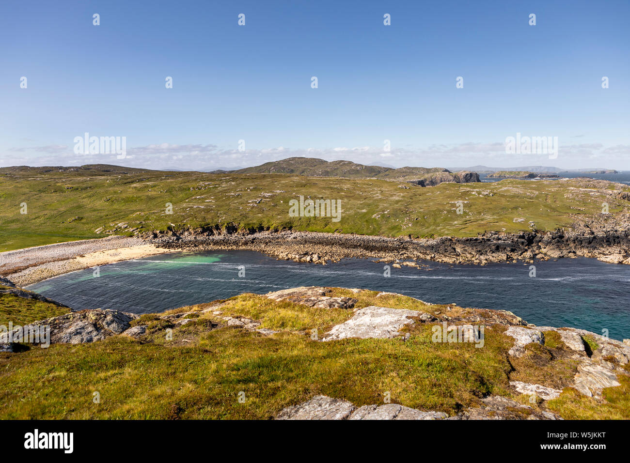 Breiten Engel Blick hinunter auf einer sandigen Bucht auf der Isle of Lewis in Schottland an einem sonnigen Tag Stockfoto