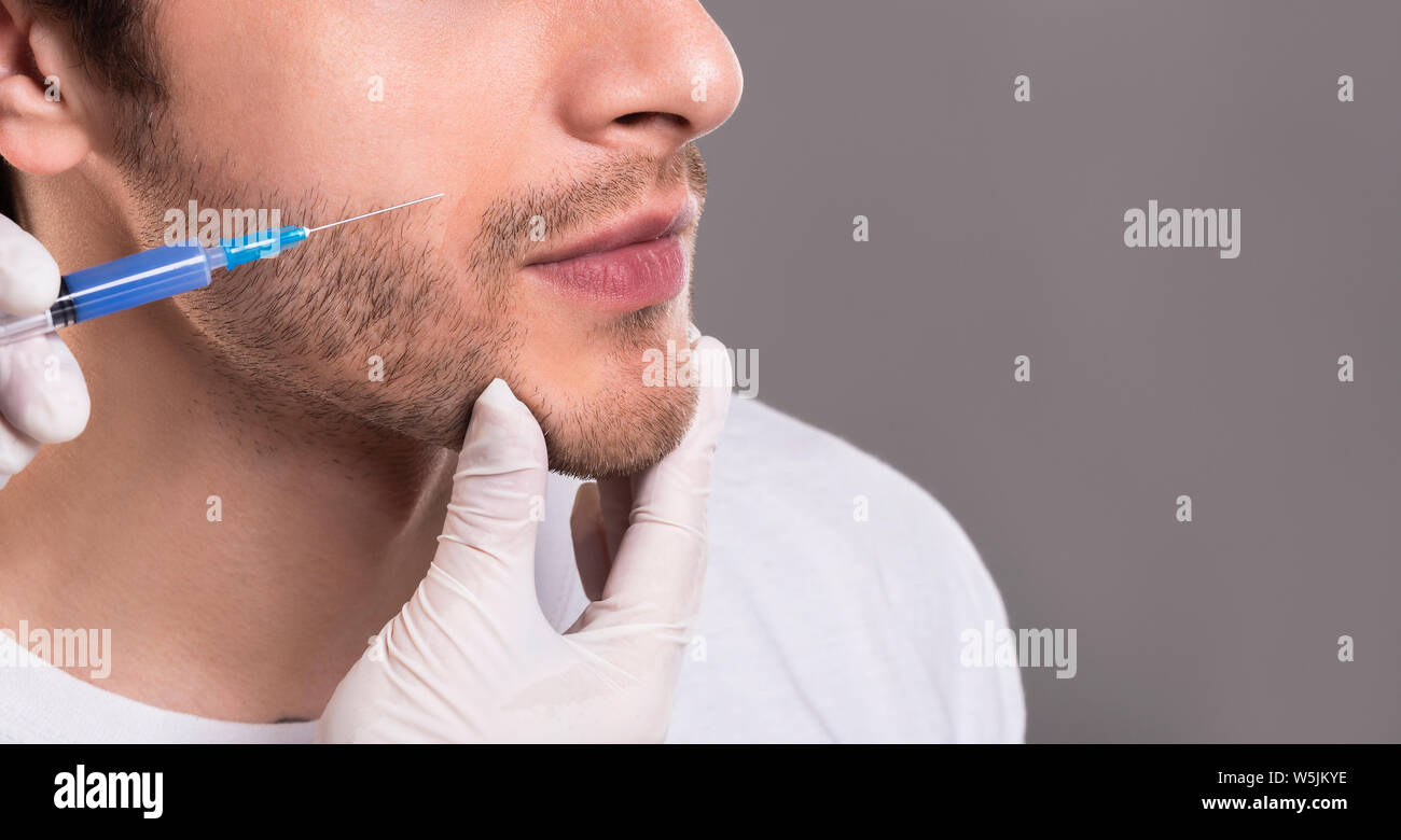 Kosmetiker machen Schönheit Injektion für männliche Patienten Stockfoto