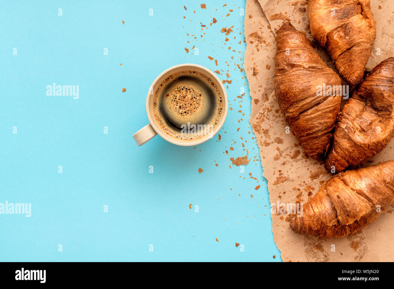 Kaffee und Croissant zum Frühstück, Blick von oben auf die heißen Getränk in Tasse Kaffee und leckeren Backwaren Stockfoto
