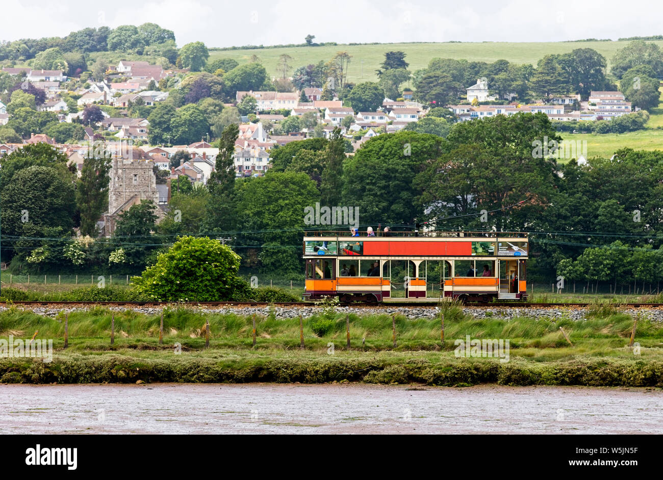 Seaton Tramway neben den Ax Estuary, Devon, England, UK. Stockfoto