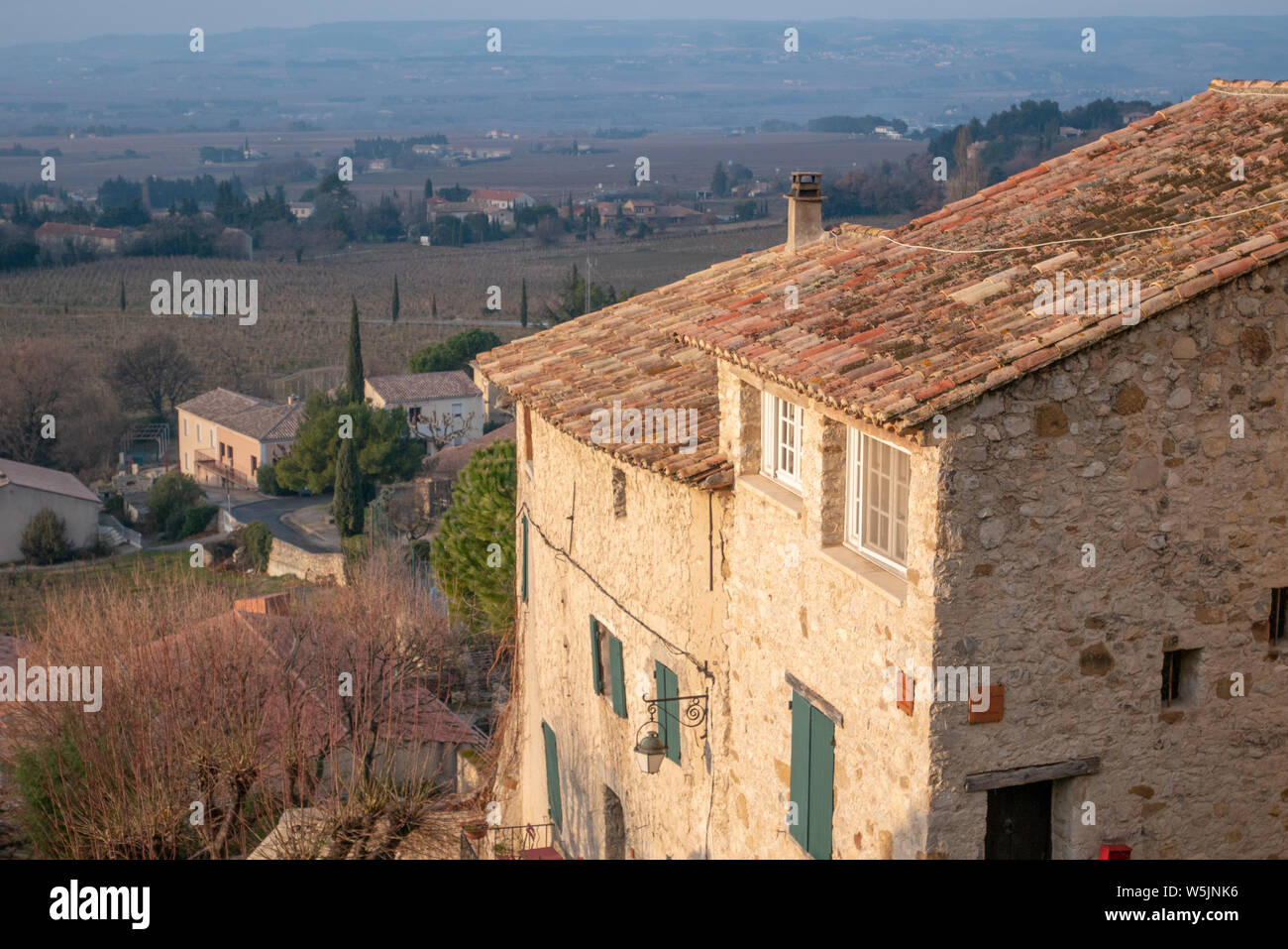 Gigondas, Frankreich - Januar 17, 2019: typische Gebäude, Straßen und Kirche von Gigondas, französischen Rhone Wein Region. Stockfoto