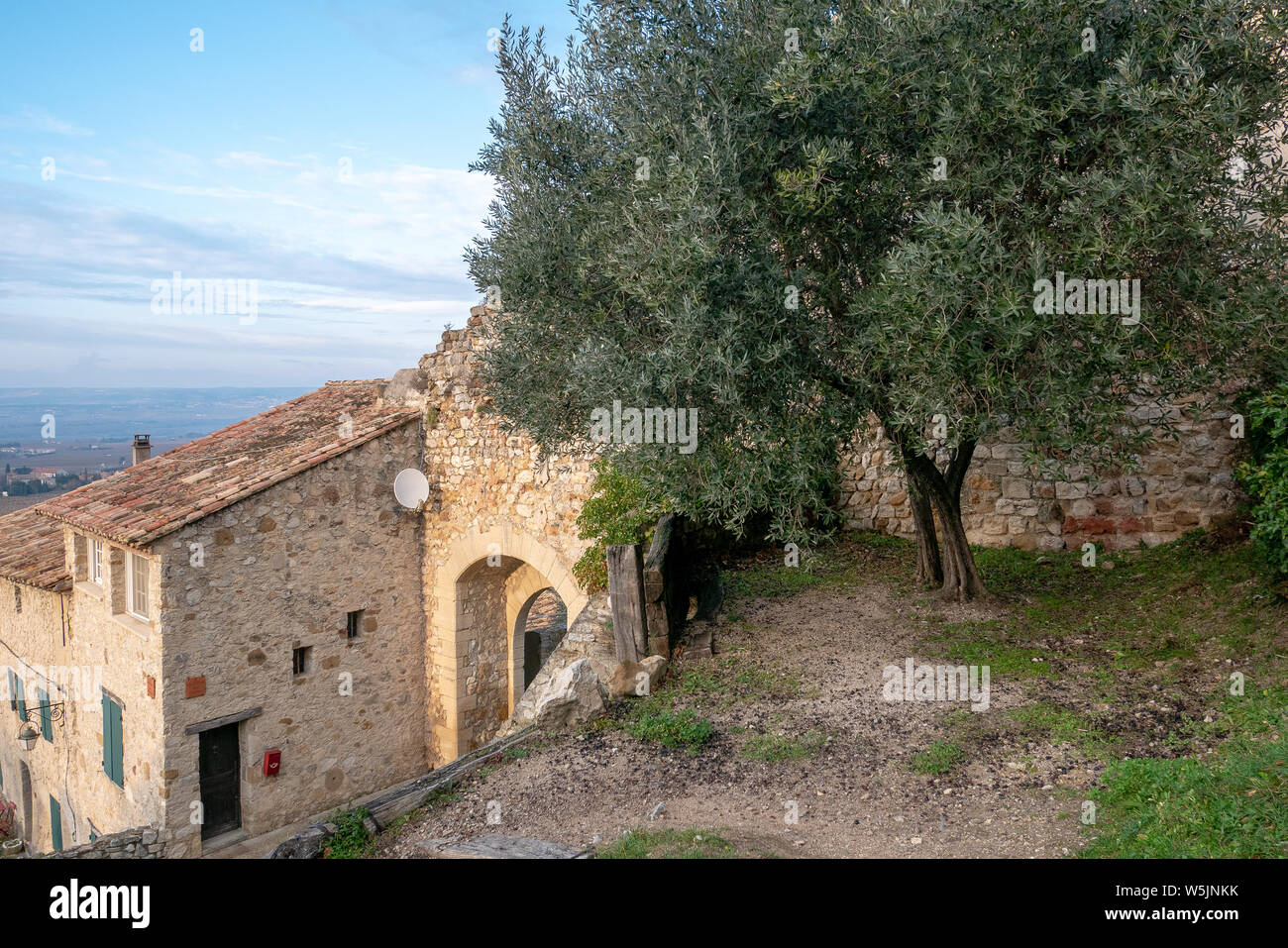 Gigondas, Frankreich - Januar 17, 2019: typische Gebäude, Straßen und Kirche von Gigondas, französischen Rhone Wein Region. Stockfoto