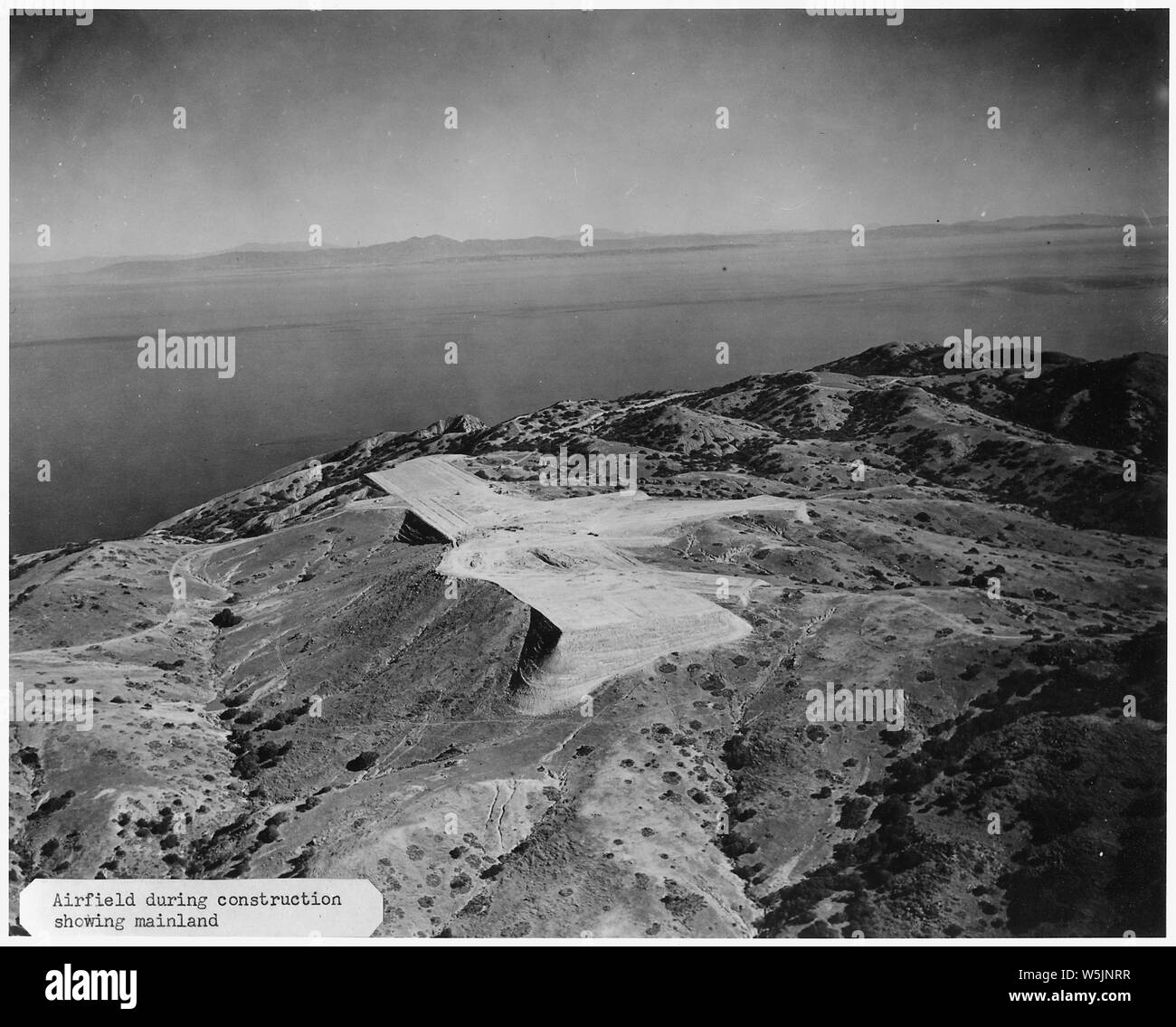 [Luftaufnahme Flugplatz während der Bauphase auf Catalina Island übersicht Festland im Hintergrund.] Stockfoto